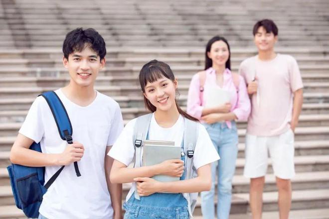 星空体育平台：新生报道时大学宿舍床位该如何挑选？(图1)
