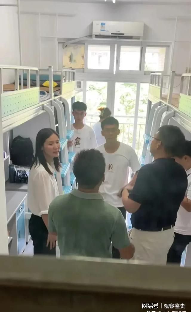 彻底适应！唐尚珺自我介绍玩梗获全场掌声躺宿舍床上笑容满面(图6)