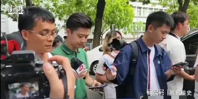 彻底适应！唐尚珺自我介绍玩梗获全场掌声躺宿舍床上笑容满面(图5)