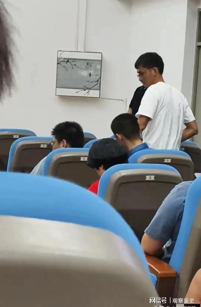 彻底适应！唐尚珺自我介绍玩梗获全场掌声躺宿舍床上笑容满面(图7)