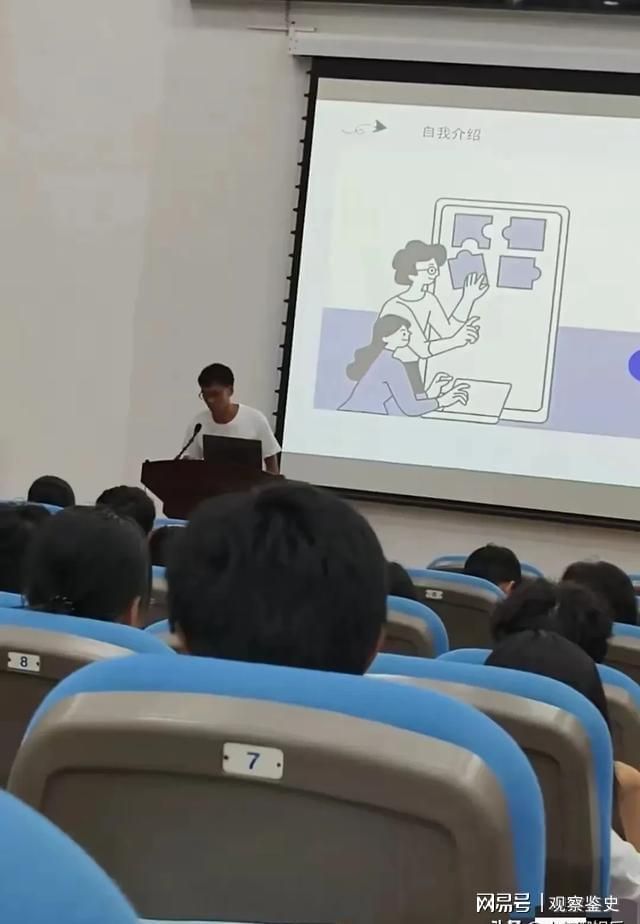 彻底适应！唐尚珺自我介绍玩梗获全场掌声躺宿舍床上笑容满面(图2)