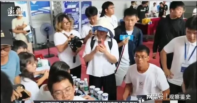 彻底适应！唐尚珺自我介绍玩梗获全场掌声躺宿舍床上笑容满面(图1)