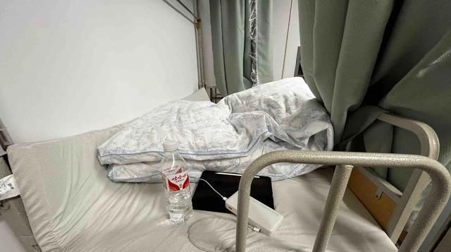 “18厘米谁顶得住？”女大学生晒宿舍床引人无奈(图4)