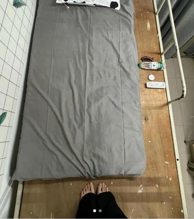 女大学生开学晒宿舍床铺18cm缝隙成隔阂隔着屏幕都感到无助(图1)