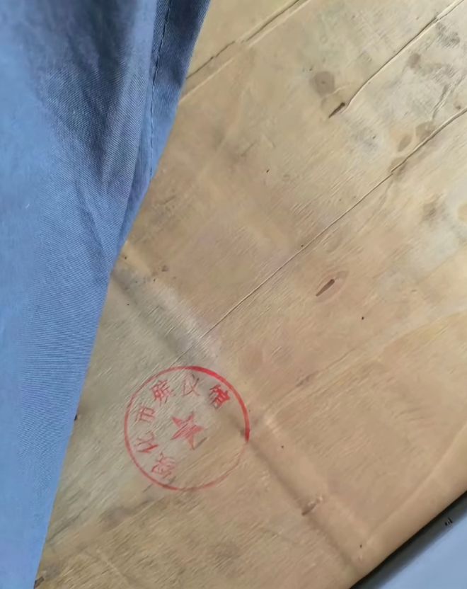 学校宿舍床板盖有殡仪馆的章？殡仪馆回应 来听新闻(图1)