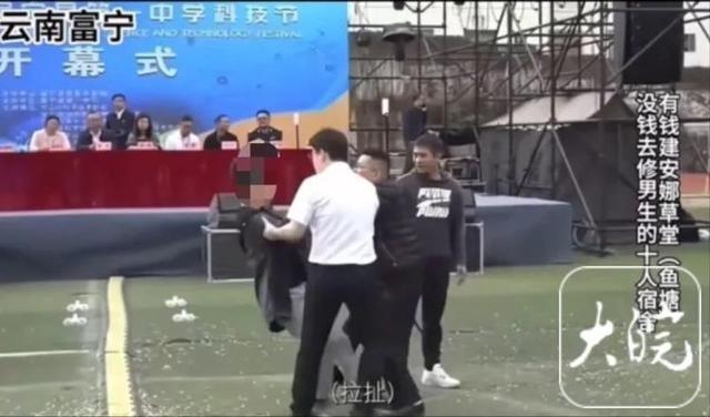 星空体育平台：学生上台吐槽学校被带离 当地调查 反映宿舍问题(图3)