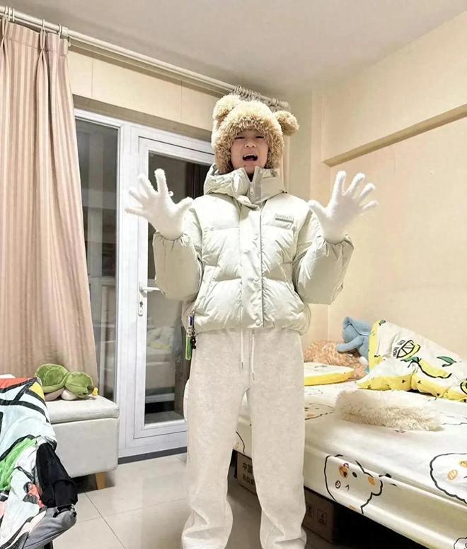 全红婵晒跳水队宿舍：单人间干净整洁单人床靠墙放还有阳台！(图1)