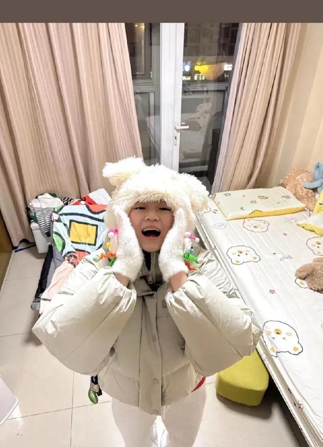 全红婵晒跳水队宿舍：单人间干净整洁单人床靠墙放还有阳台！(图2)