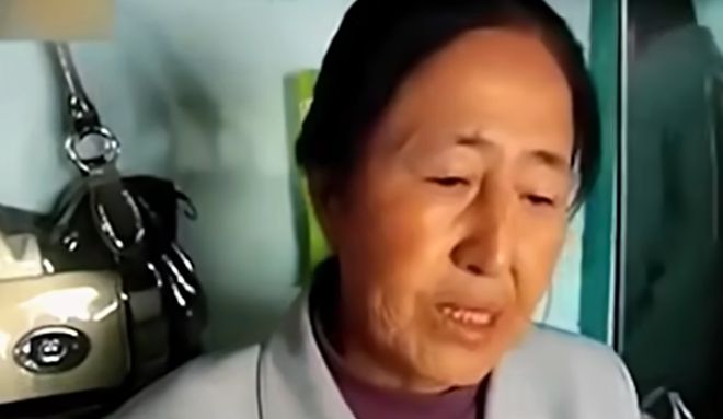 花2元住一晚的女人们无家可归。(图2)