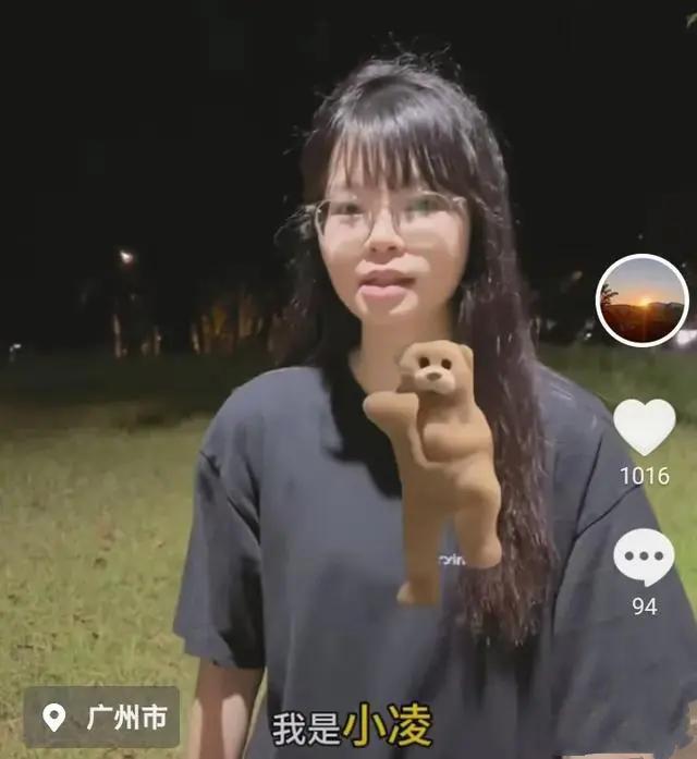 星空体育平台：“越看越不对劲”唐尚珺在宿舍挂上床帘留言让人捧腹：与珺同帘(图1)