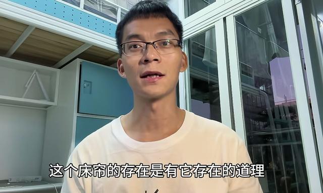 星空体育平台：“越看越不对劲”唐尚珺在宿舍挂上床帘留言让人捧腹：与珺同帘(图3)