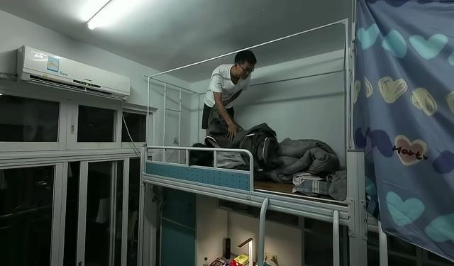 星空体育平台：“越看越不对劲”唐尚珺在宿舍挂上床帘留言让人捧腹：与珺同帘(图9)