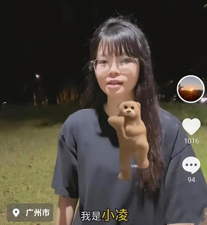 “与珺同帘”？唐尚珺在宿舍床位挂上床帘评论区发言笑不活了！(图1)
