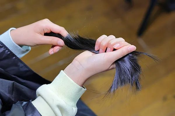 中学不再强制女生留短发 不合理校规该翻篇了(图1)
