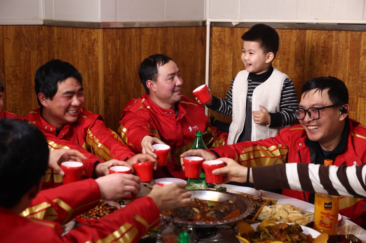达达秒送请多地骑士吃年夜饭秒送骑士子女关怀计划回访子女送红包(图4)