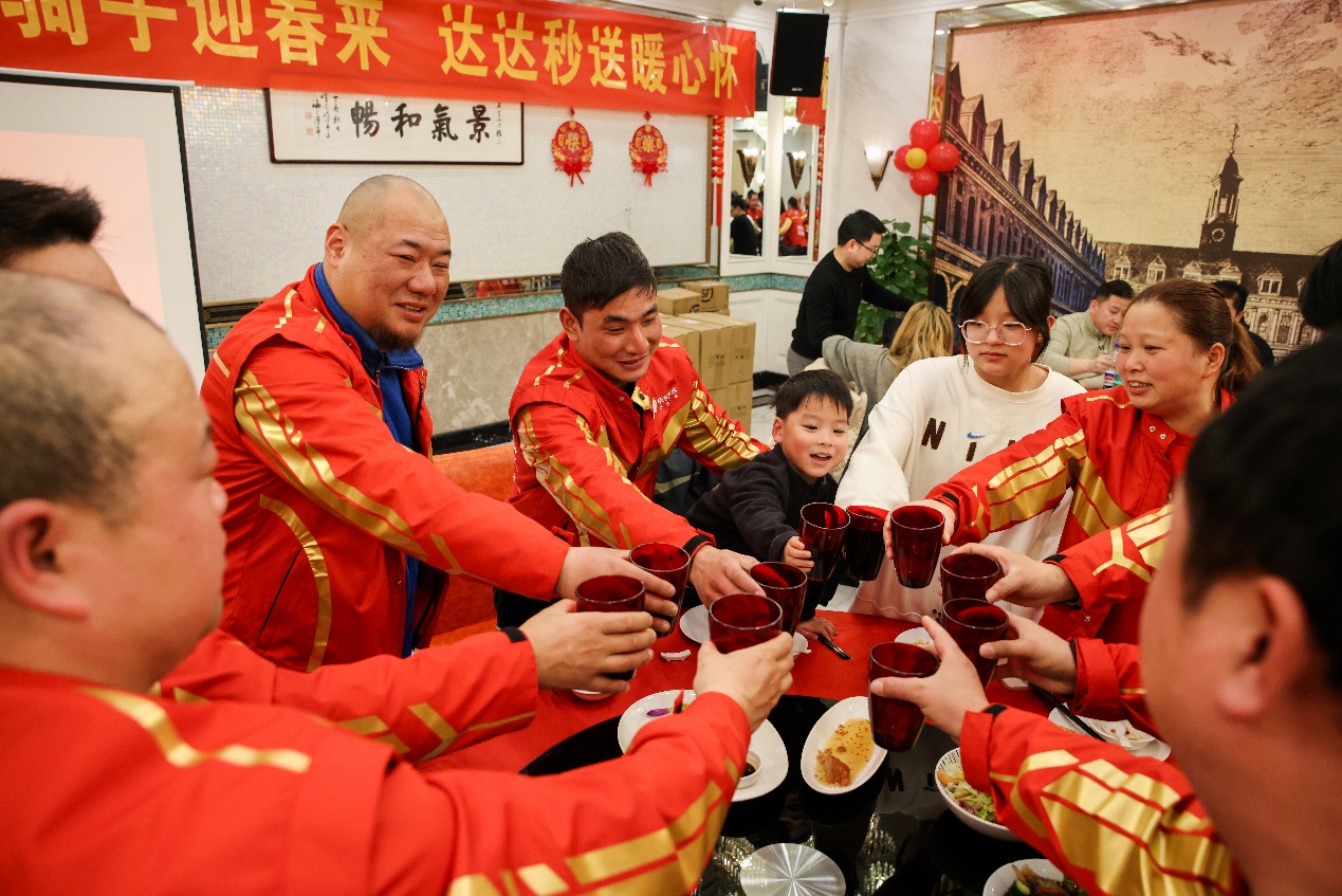 达达秒送请多地骑士吃年夜饭秒送骑士子女关怀计划回访子女送红包(图5)