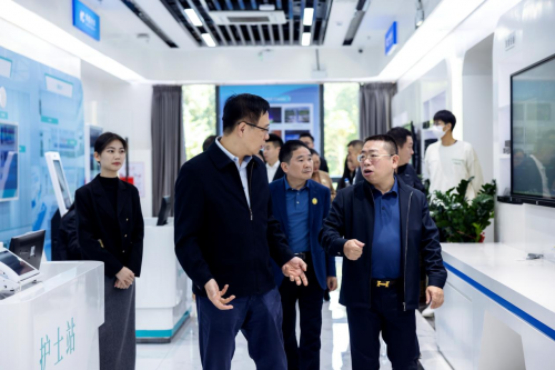 星空体育平台：中国教育装备行业协会副会长夏国明一行莅临itc保伦股份调研指导(图2)