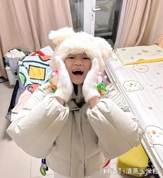 星空体育平台：全红婵晒宿舍生活照与司雅杰头戴小狗毛绒帽好可爱全妹的床好迷你(图3)