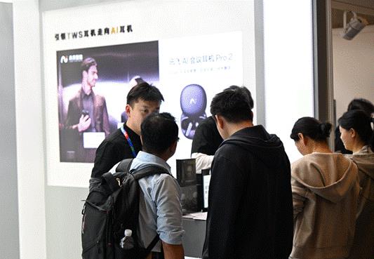 AWE 2025现场直击：未来智能携讯飞AI会议耳机提供智能办公新方案(图3)