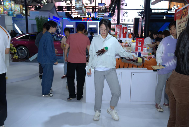 星空体育平台：直击2024年服贸会首日现场文旅服务最大展区——“北京大视听”展“潮”有料！(图8)