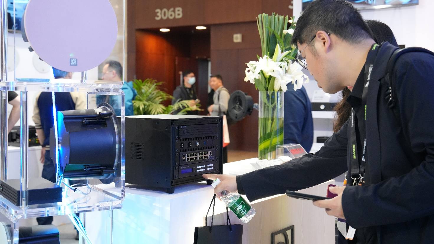 星空体育平台：AI驱动专业视听新生态 荣域多款新品惊艳InfoComm 2025(图3)