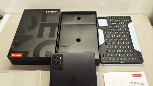 星空体育：专为玩游戏设计这款国产小屏平板电脑350克重量随手掌控(图1)