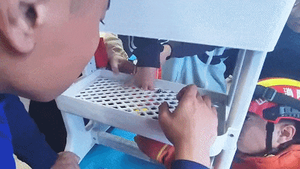 宿舍床板“吞”手指！这次竟是大学生(图1)