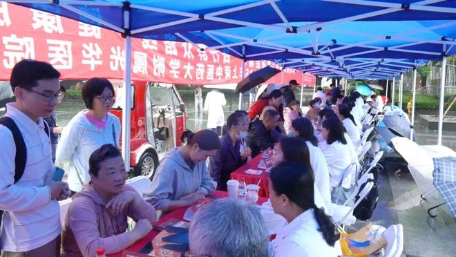 雨中情！光华医院今天在中山公园开展了大型义诊活动(图1)