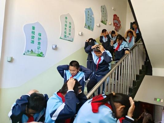包头市青山区三星小学开展防震减灾应急疏散演练(图1)