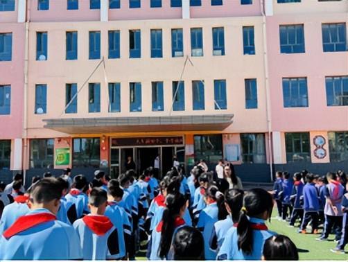 包头市青山区三星小学开展防震减灾应急疏散演练(图3)