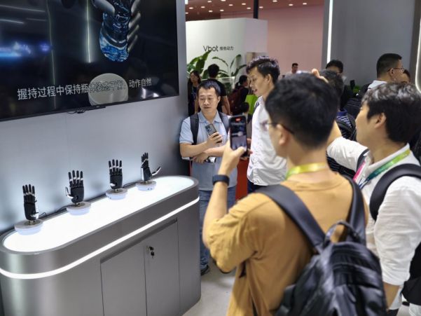 星空体育：关注！全球机器人齐聚北京广电超高清视听添动能(图7)