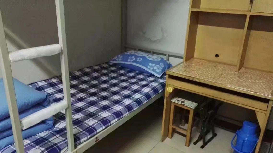 说好的工人清洗玻璃外墙时提前通知女子没拉窗帘裸睡被惊醒；租住者：公寓管理方侵犯隐私(图1)