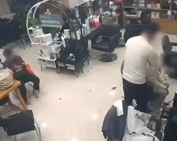 星空体育平台：裸睡被看光女子患抑郁丈夫追责公寓(图4)