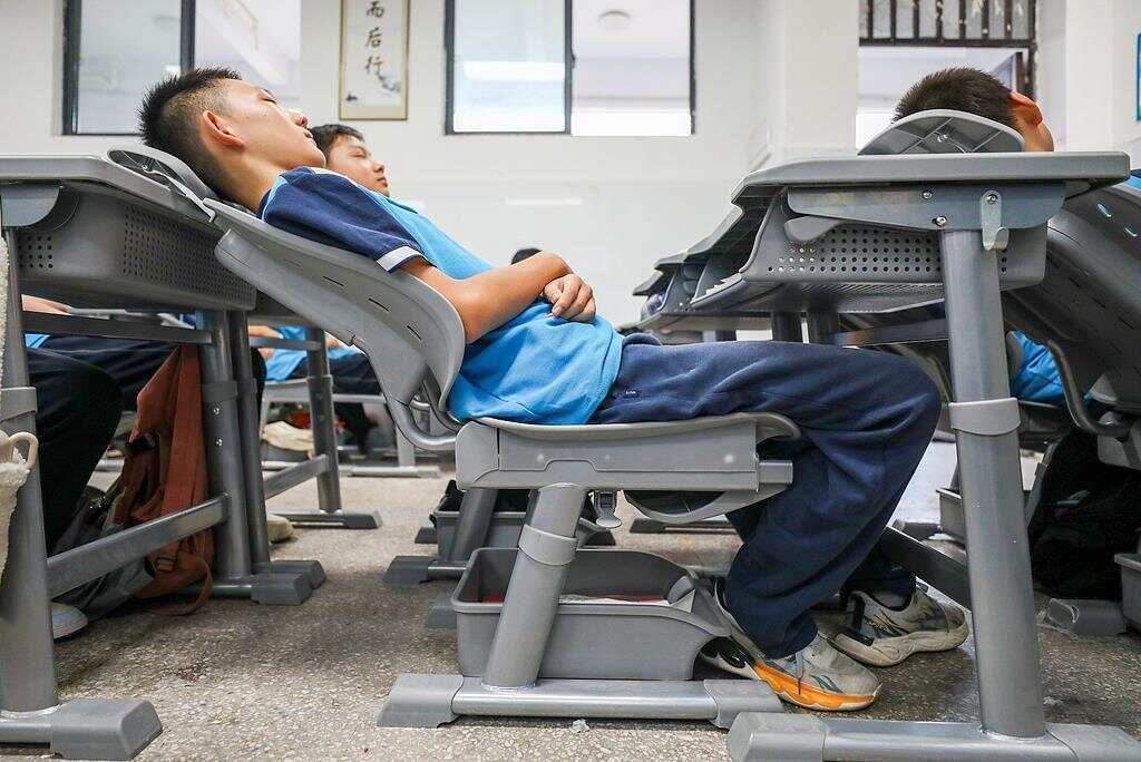 中小学生午休课桌椅出新国标前广深两地已解锁“躺平午休”(图1)