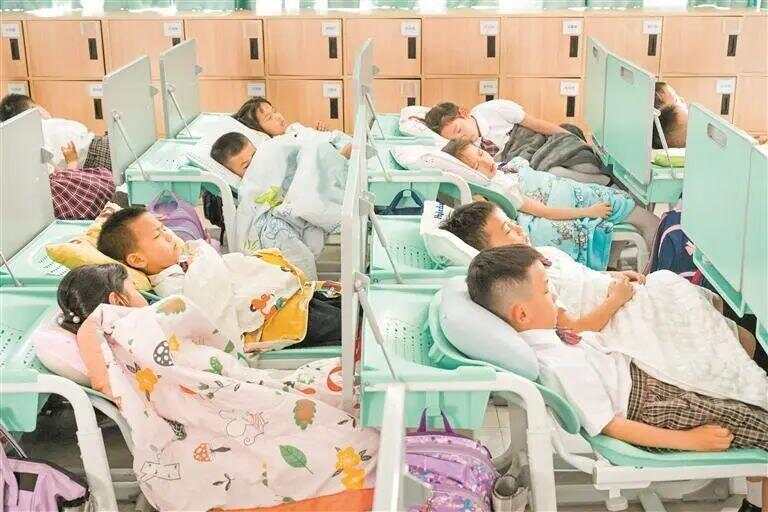 中小学生午休课桌椅出新国标前广深两地已解锁“躺平午休”(图5)