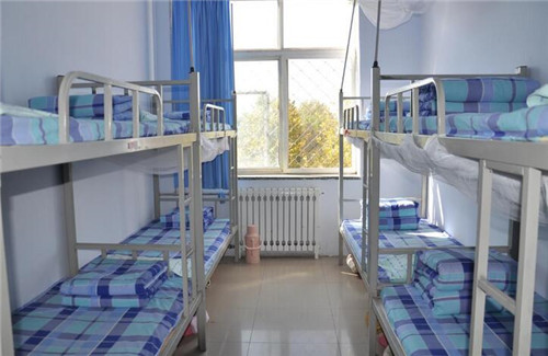 高校花式解决住宿！3000 床位年租 2450 万校外租房当宿舍(图1)