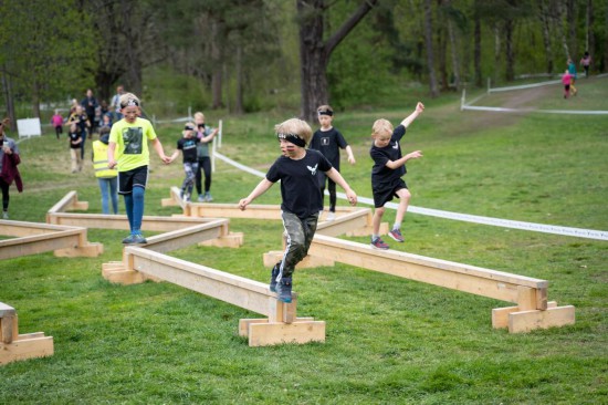瑞典拟在全国小学和初中课堂禁用手机(图1)