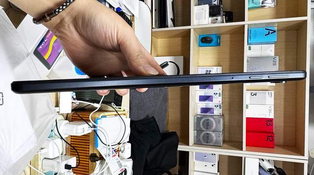 星空体育：国产TCL小屏平板电脑八核处理搭配原生安卓系统操作流畅至极(图3)