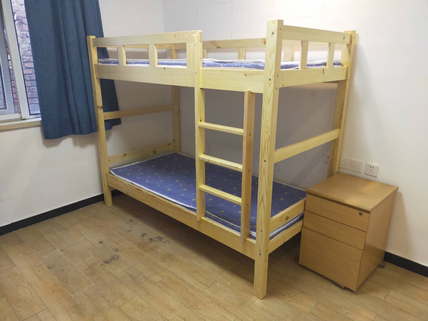 广西一中学旧教室改女生宿舍设36张床位学校称将建新宿舍(图1)